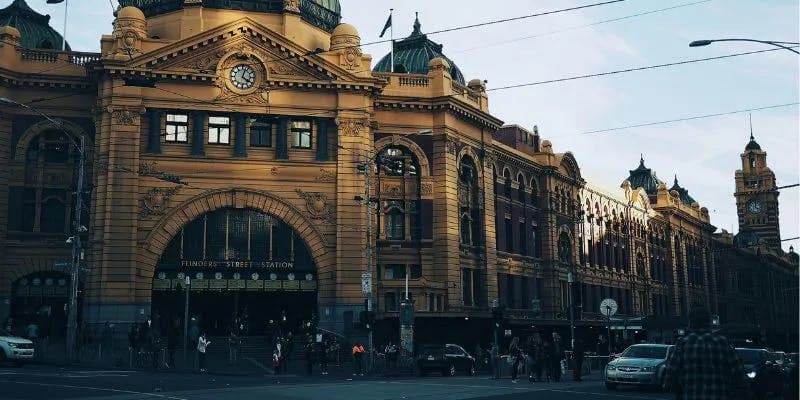 Street view of Flinders Street Station in Melbourne